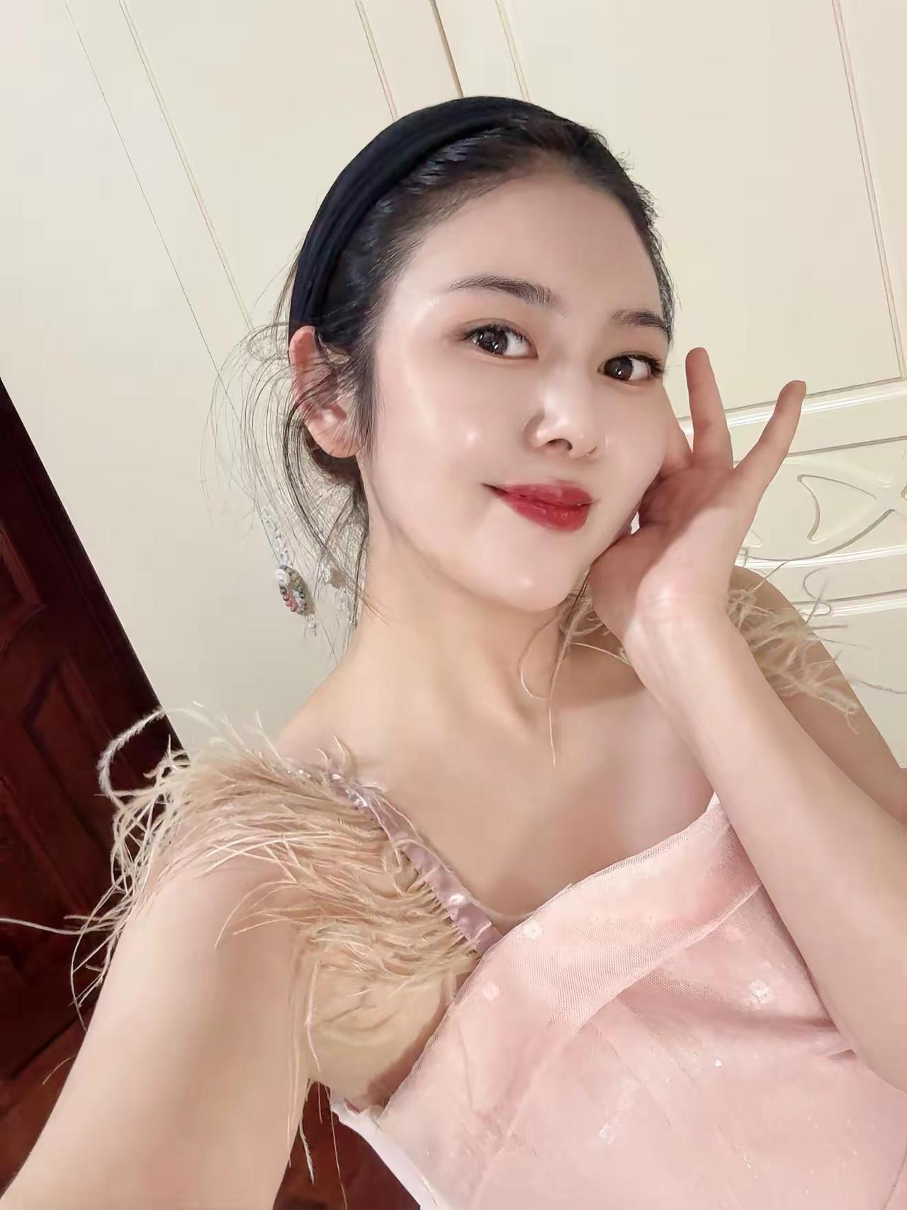 当年的战袍，如今的紧身衣。颁奖礼服还在，苗条的我不在了。新鲜出炉