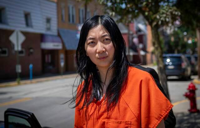 美国华人女子被控狂砍美国白人婆婆245刀，引发热议。近日，美国宾夕法尼亚州阿姆斯