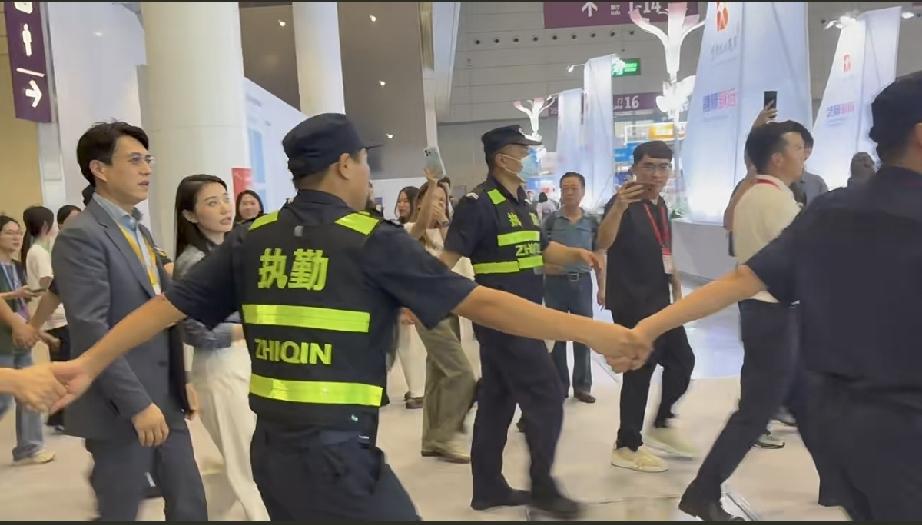 5月22日，靳东现身深圳参加文博会，这出场真是太强大了，这么多安保人员手牵着手保