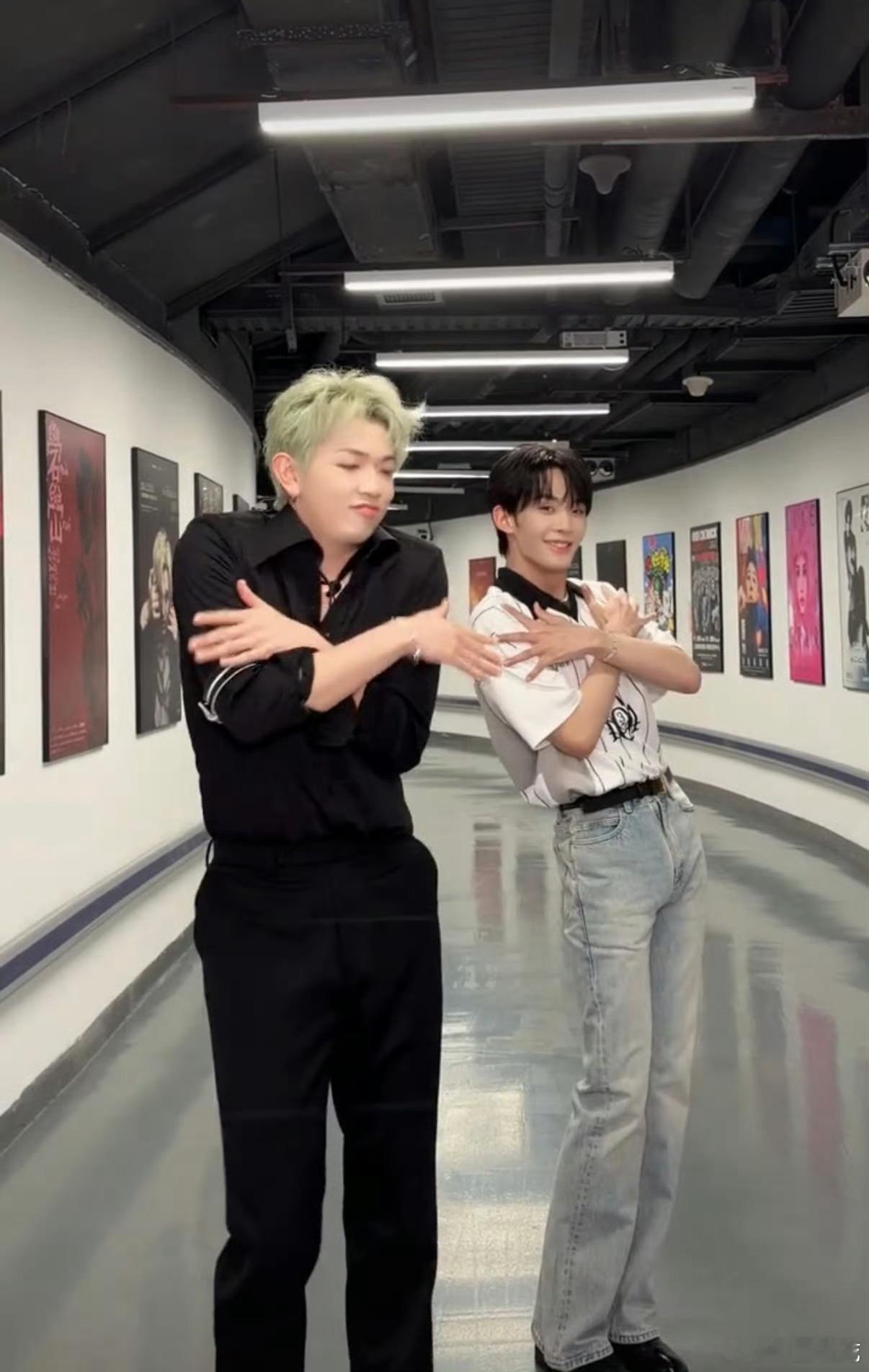 王赫野也来跳胆小鬼了 哈尔滨舞王又整活啦🕺 跳《胆小鬼》自信到自带光芒，动作随