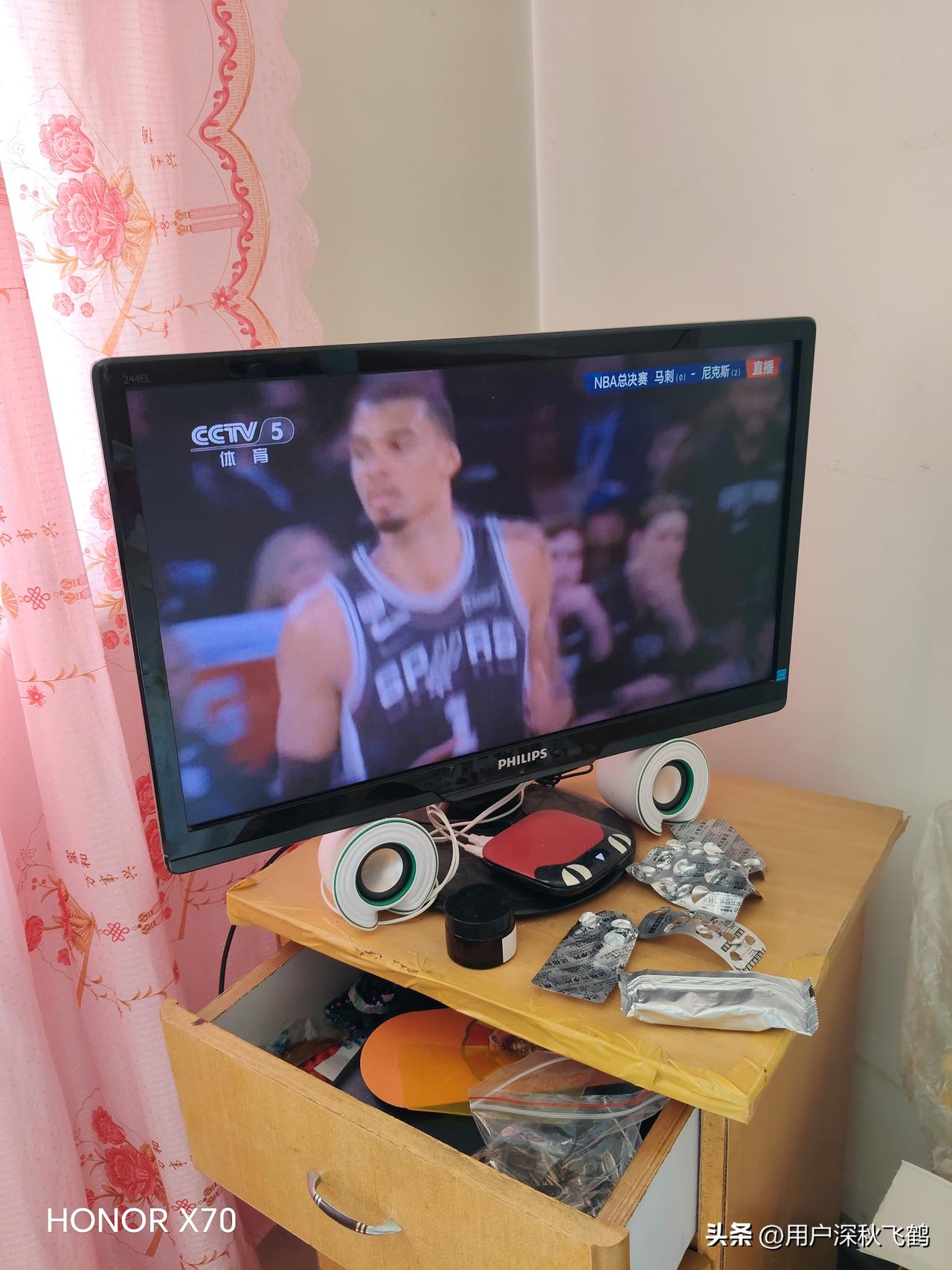 马刺终于要赢啦。
许久未曾连续观看NBA赛事了，只因弟弟陪老妈在家看NBA，我跟