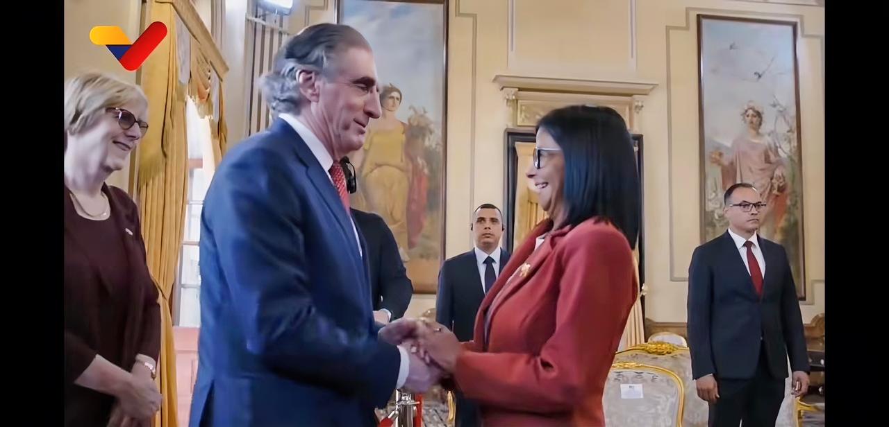 委内瑞拉这剧情简直比电视剧还抓马！曾经硬刚美国的马杜罗，现在蹲在美国大狱被告席上