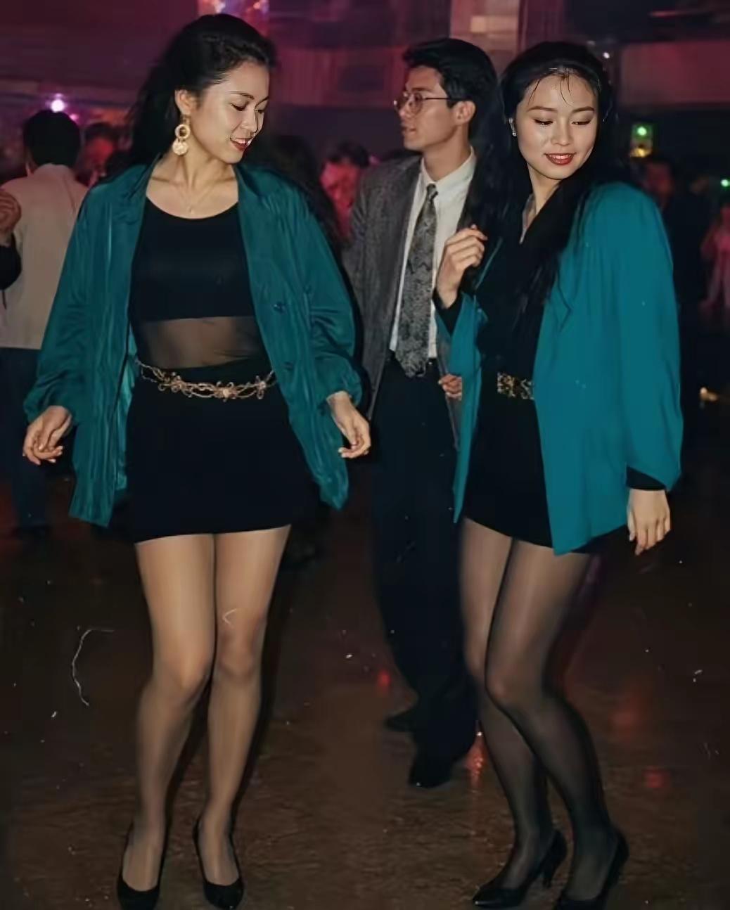 俊男和靓女，
相约跳起舞。
青春多豪迈，
有缘今一睹。