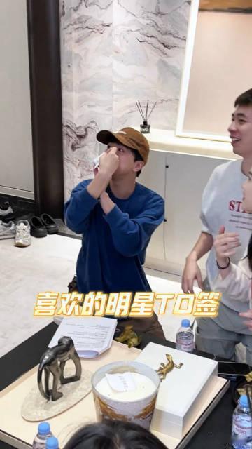 贾乃亮 端午活动全程能看出贾乃亮没有距离感，蹲在桌边和员工一起动手包粽子，闲聊日