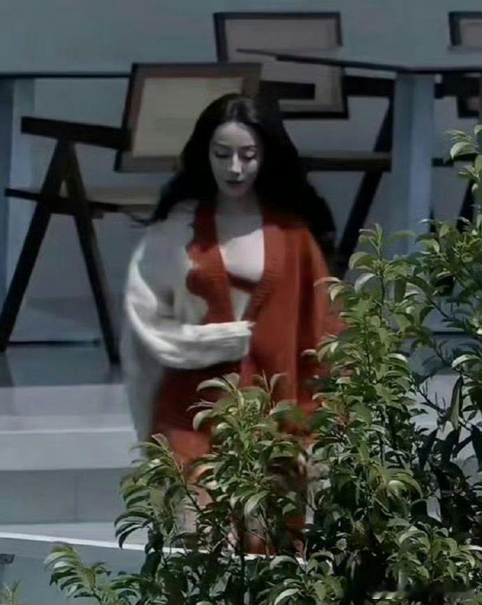 迪丽热巴新剧形象大变，宛如贤妻良母 