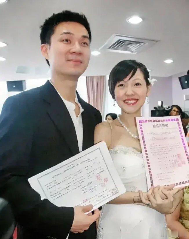 当年许雅钧和小S结婚登记现场，竟然眼含泪水…真的是激动的吗？  