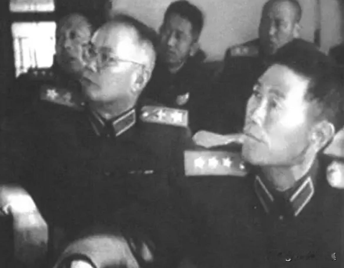 1955年11月上旬，辽东半岛演习中，叶剑英总导演、邓华副总导演（兼沈阳军区司令