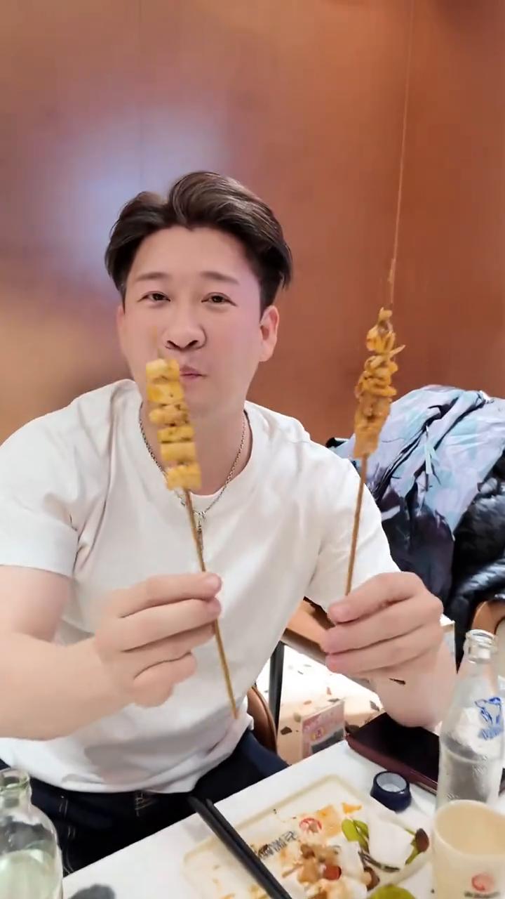 听云轩年末的最后一场直播结束了之后，吃宵夜、吃串。我在这个通州就经常吃到黑板筋，