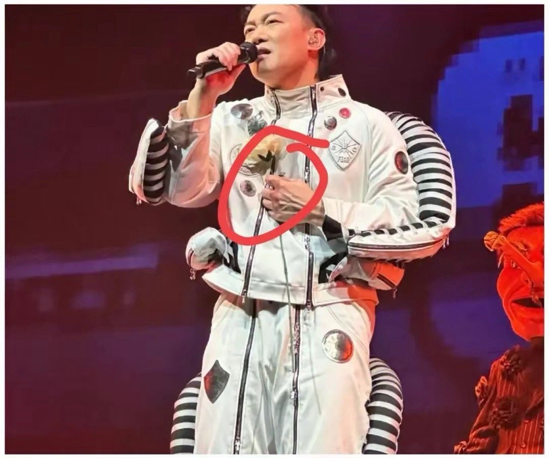 陈奕迅日本演唱会出现飞机投弹画面。5月3日，陈奕迅日本演唱会出现飞机投弹画面。知