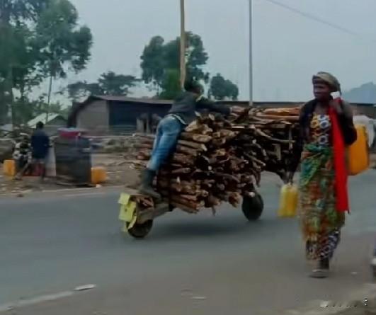看到这个画面，我仿佛又看到了奥德彪[捂脸]，那个顶着烈日蹬着自行车，载着几百斤香