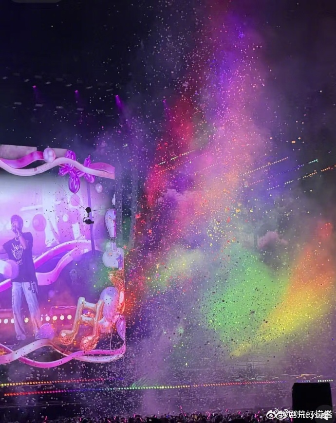 在周杰伦演唱会看到全场泡沫海第一视角看周杰伦演唱会 被周杰伦演唱会的泡沫海狠狠惊