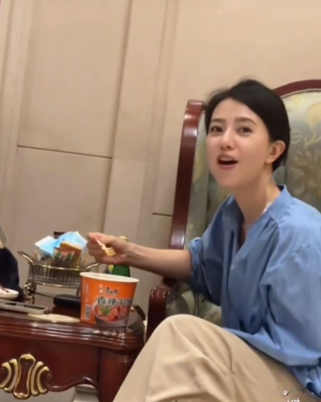 我以为明星那么有钱都吃高端饭，没想到也会吃泡面。网友调侃：赵又廷我与你不共戴天，