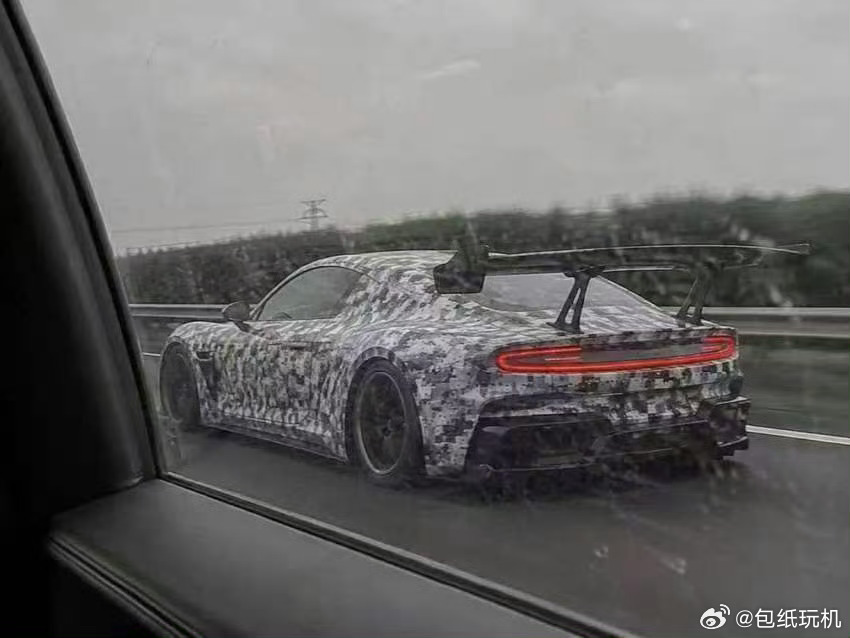 双门跑车+大尾翼，看这尾灯，怎么感觉有点像是小米的？