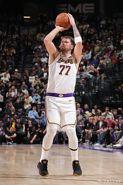 东契奇在对阵爵士的比赛中拿到33分8助攻，成为NBA历史上第一位在12场比赛里累