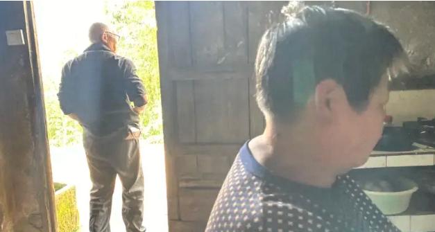 贵州汉子陈树，十年前由于买回来的猪肉肥瘦不中意，当众被妻子重重掴了一耳光。他没争