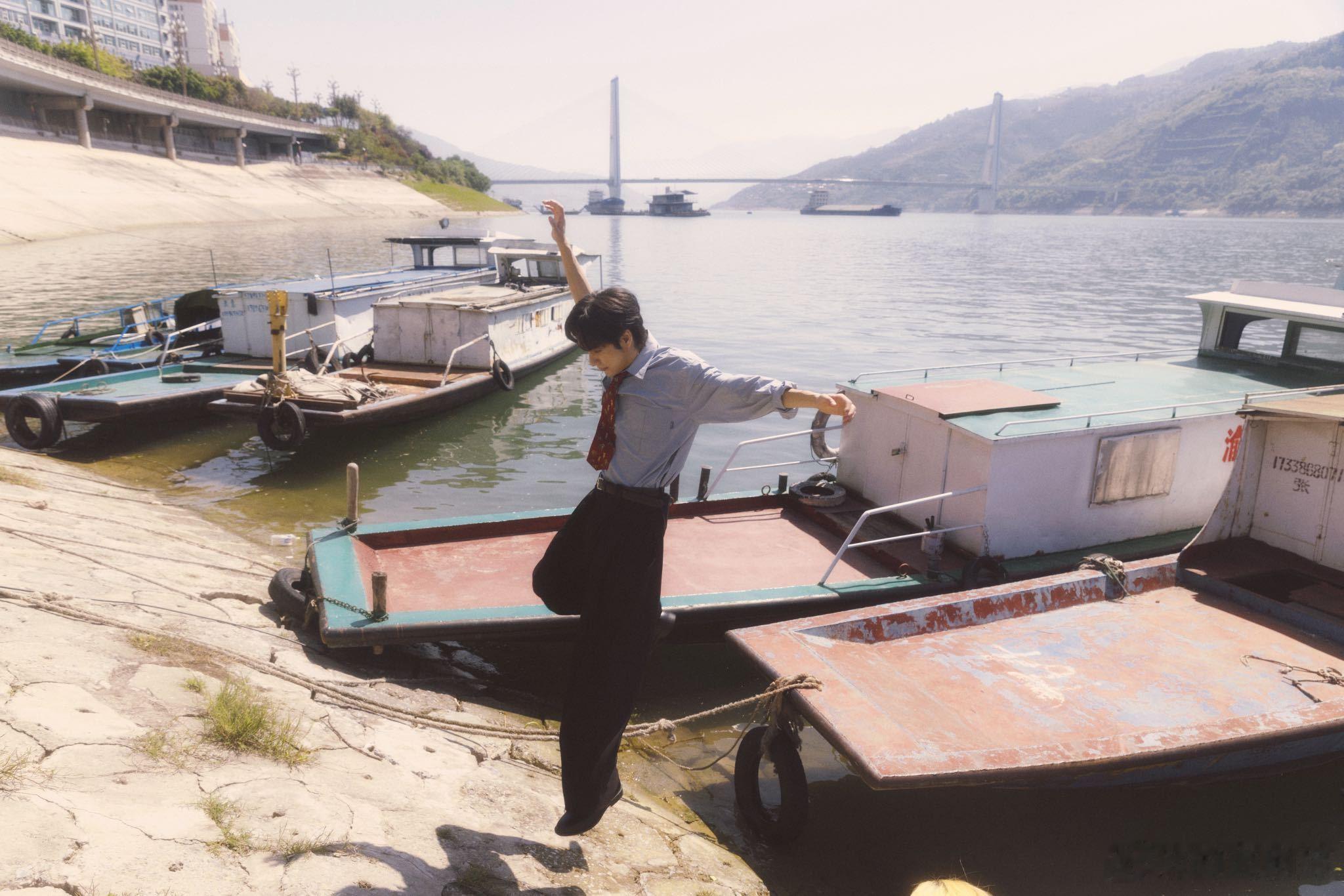 张颜齐致晓丽MV整部MV走简约写实路线，没有夸张的演绎，靠着细腻的镜头和唱腔打动