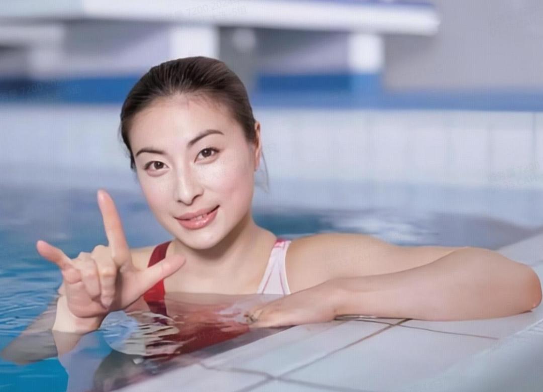 44岁郭晶晶2025杀疯了！如今再破天花板，让整个贵妇圈沉默了娱乐 明星