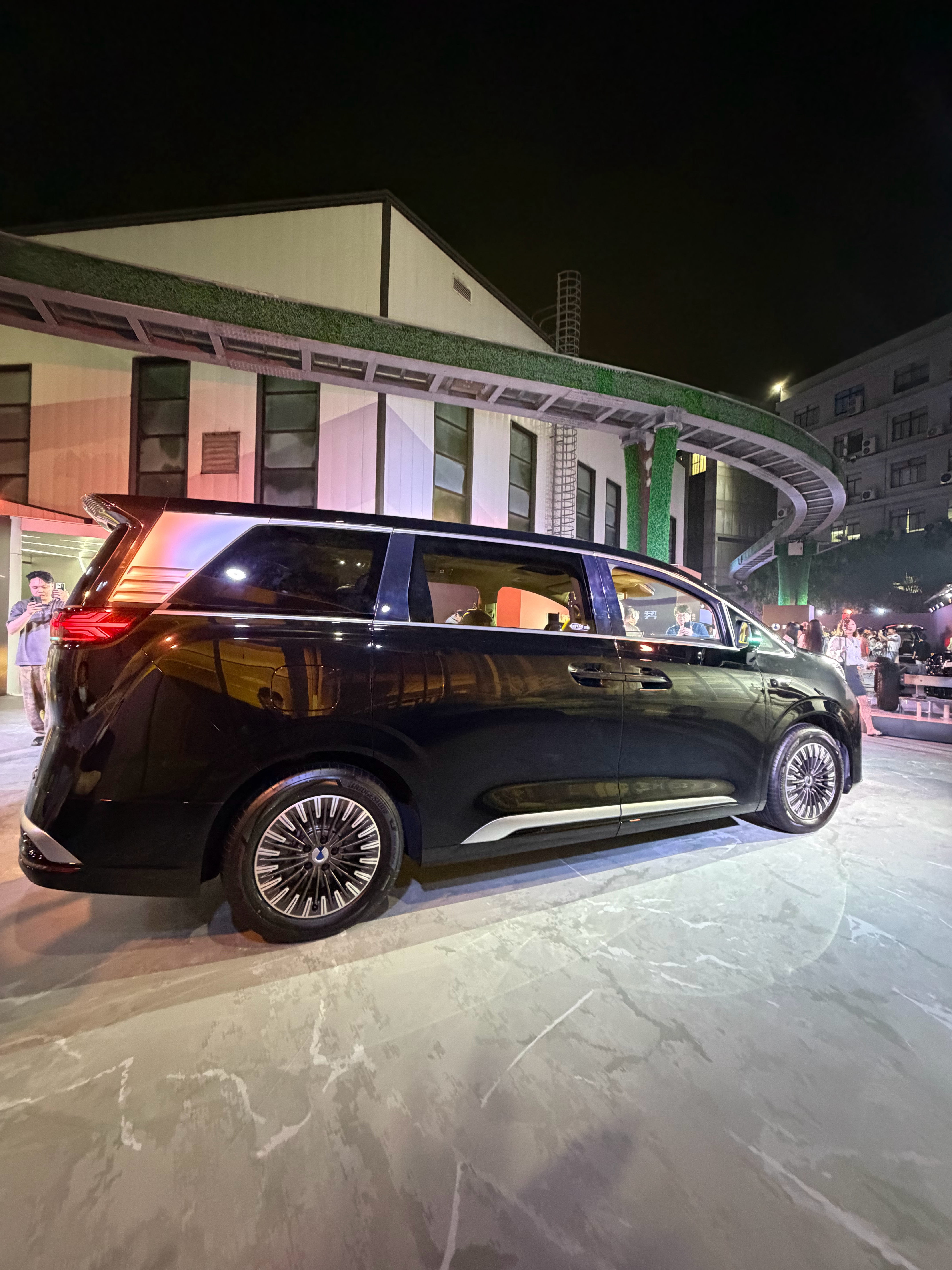 4月27日晚，第二代腾势D9正式亮相，售价35.98万-46.98万元，全系标配