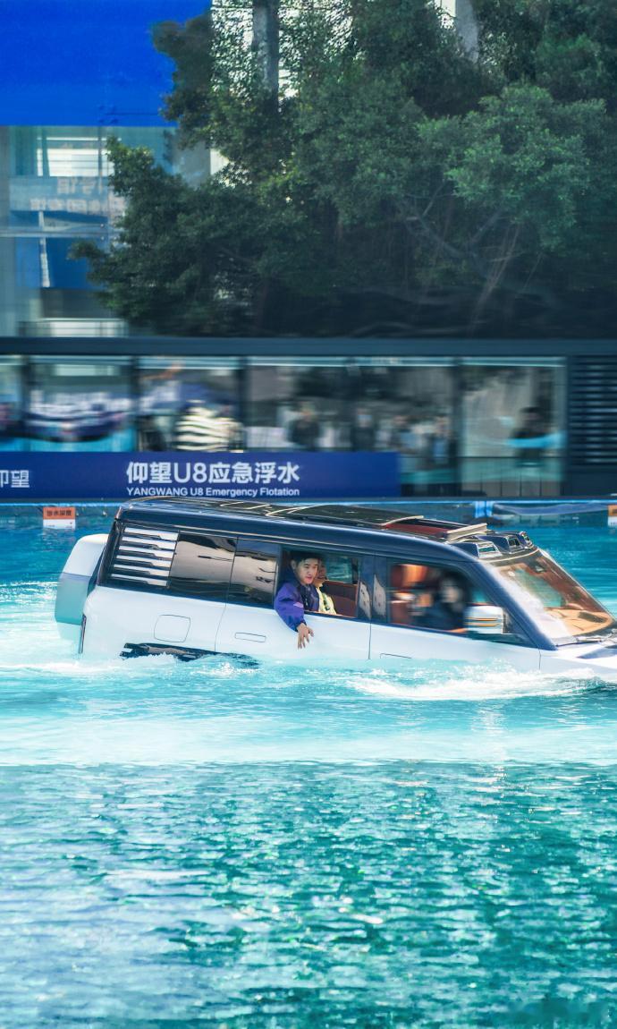 潘展乐坐在仰望里玩水，甚至在用手撩拨水花