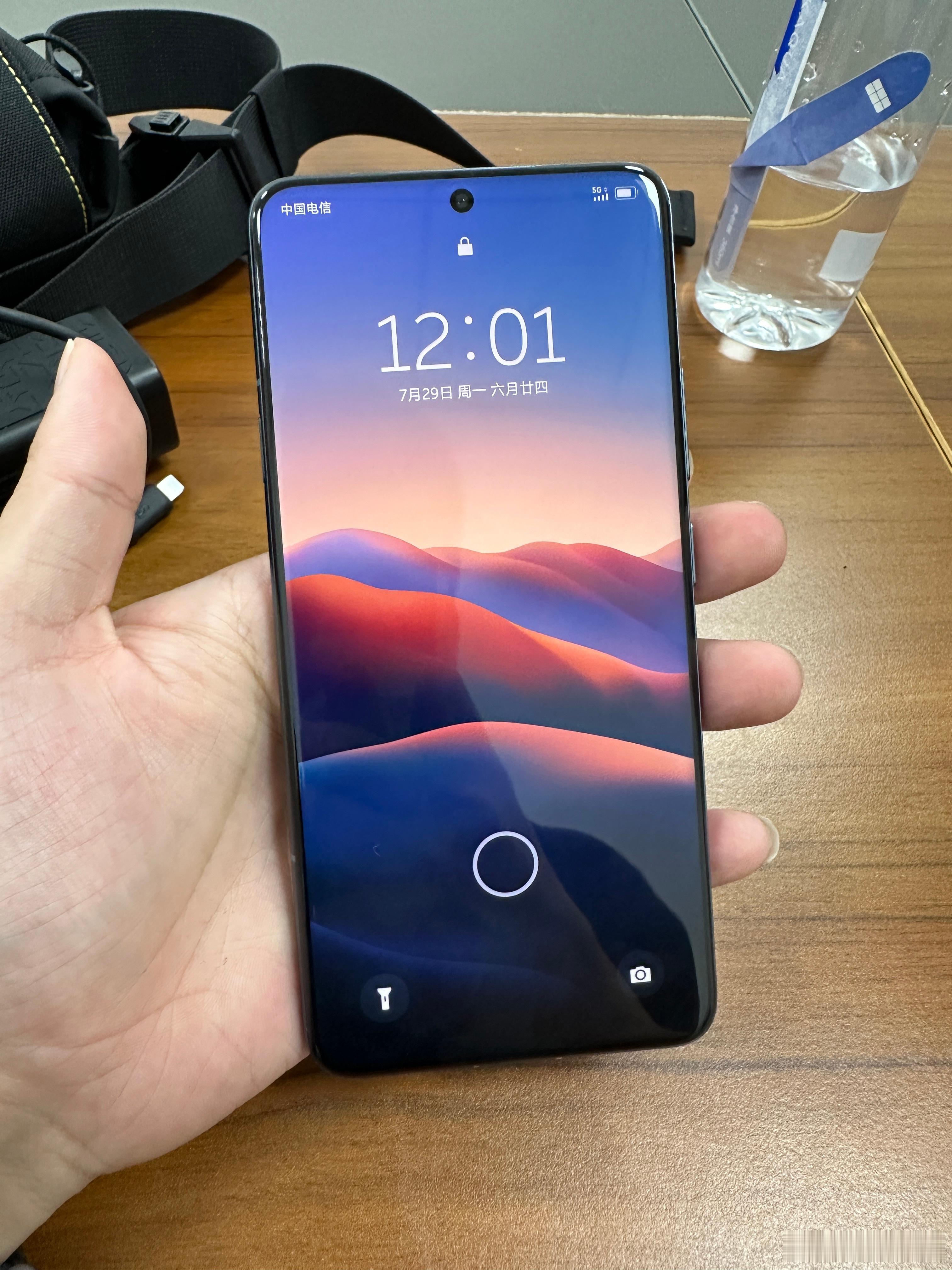 蔚来NIO Phone有一个特别好用的功能就是两个手机同时登一个微信很多双机用户