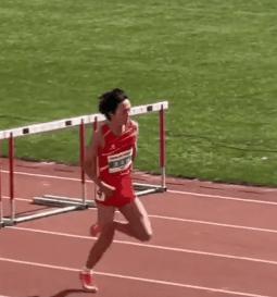 一不小心上人民日报了！

山东青岛，中学生田径运动会，15岁男孩，110米跨栏跑