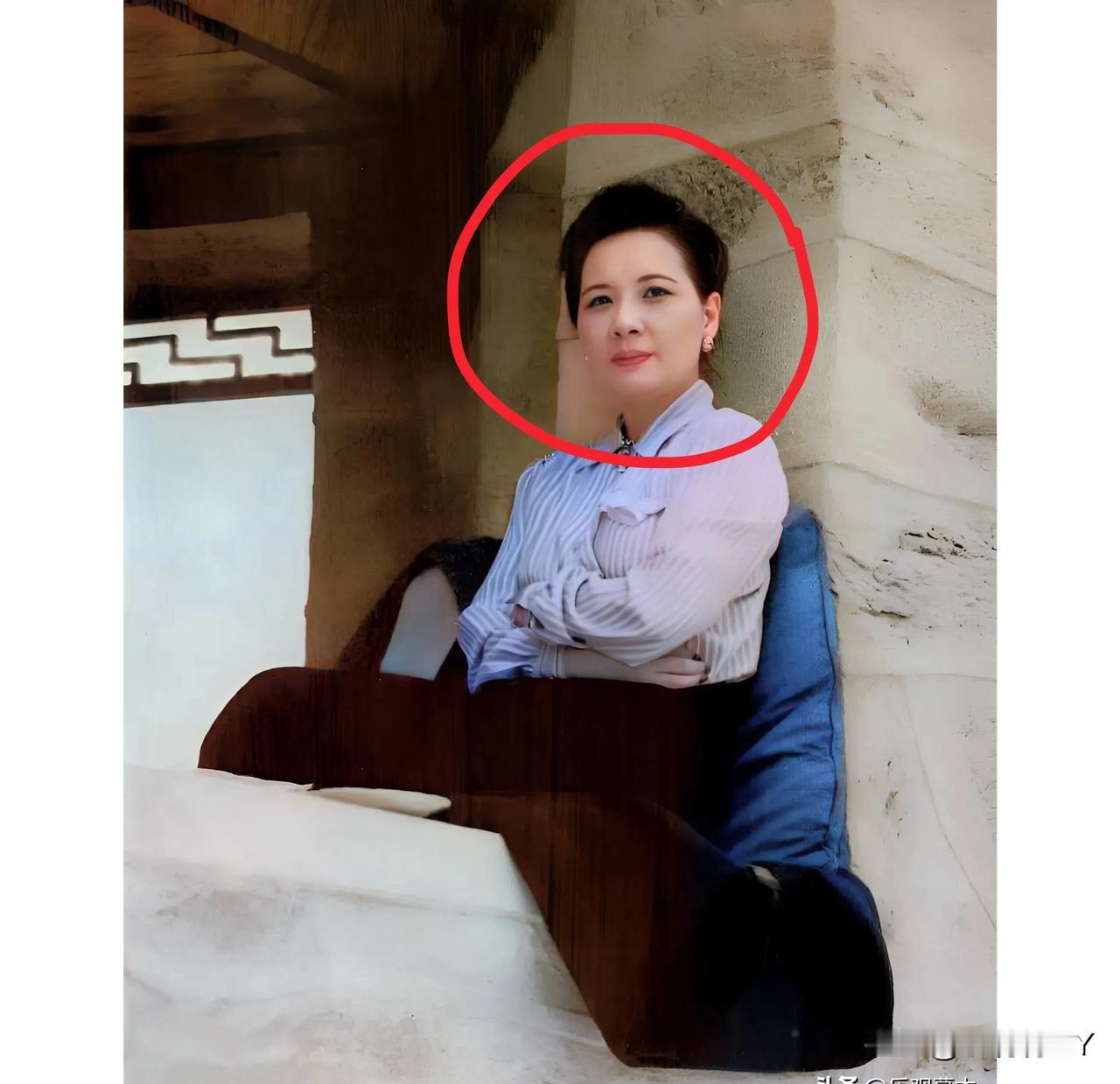 这才是她年轻时的真实相貌，不是演员饰演的角色！这张珍贵的老照片摄于上世纪40年代