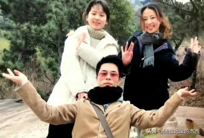 原来女神读书的时候都是这么有气质，气质清新淡雅，天鹅颈与直角肩，水汪汪的大眼睛，