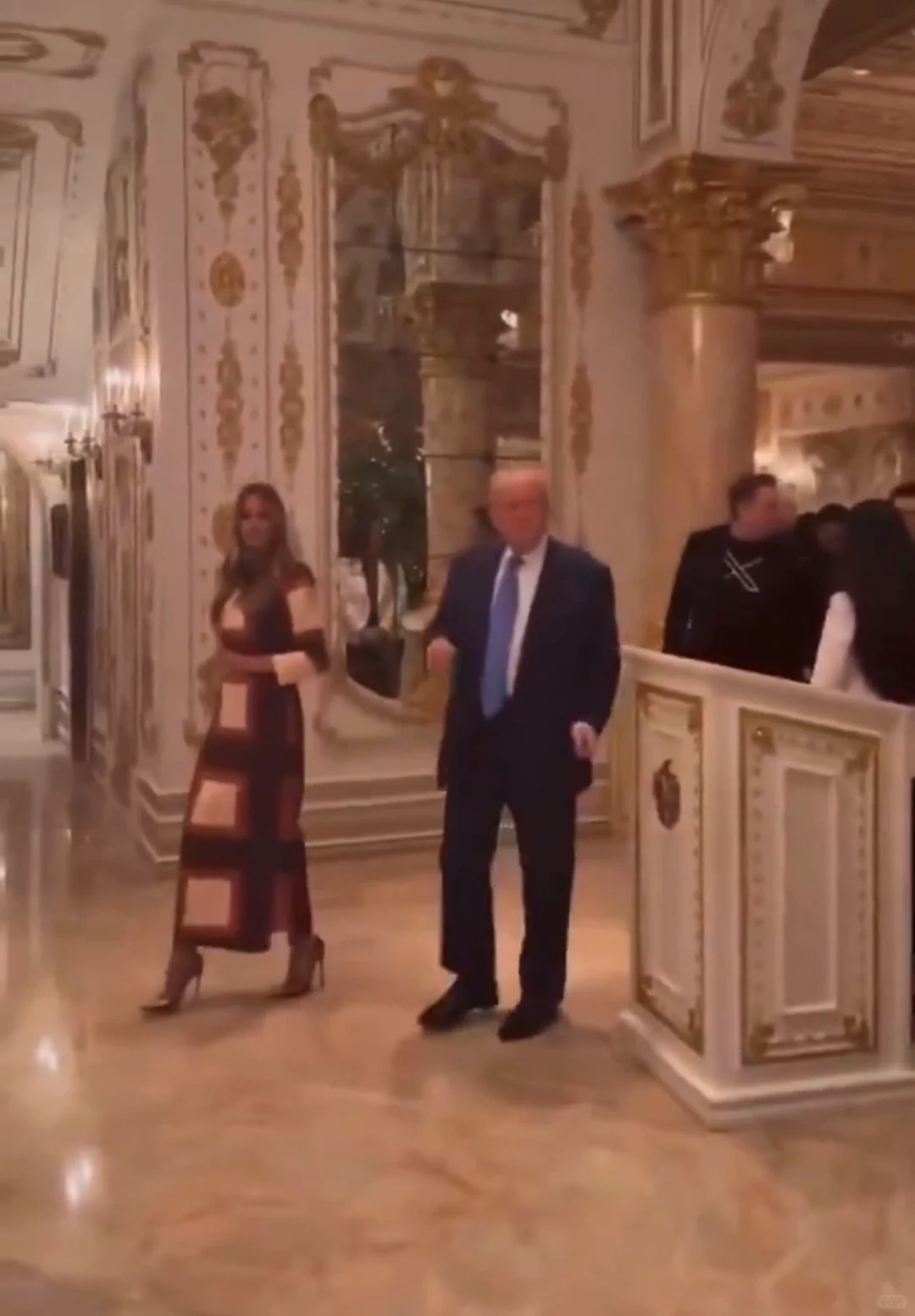 虽然有些人在家工作，但伊隆·马斯克却在海湖庄园与美国总统唐纳德·特朗普一起工作。