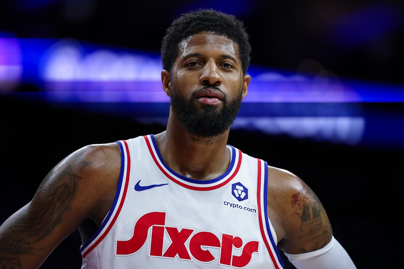 保罗乔治违规用药被禁赛 据NBA名记Shams报道，76人前锋保罗·乔治因违反联