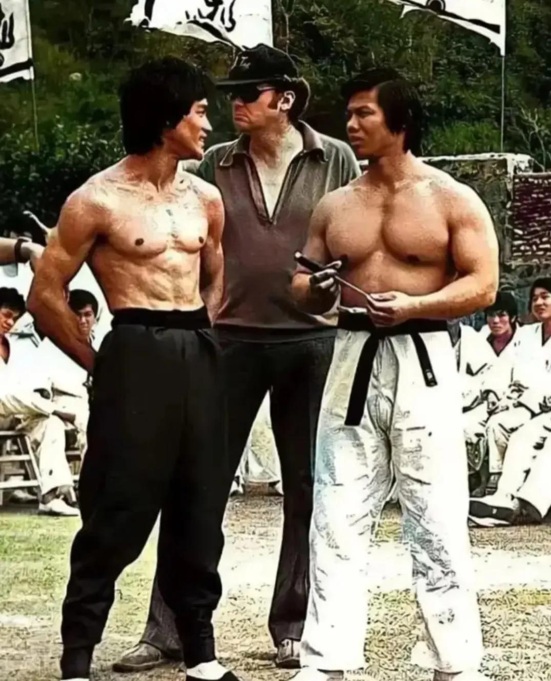 这张照片中，李小龙这身材能不能赢对方。一个是武术，一个是健身。