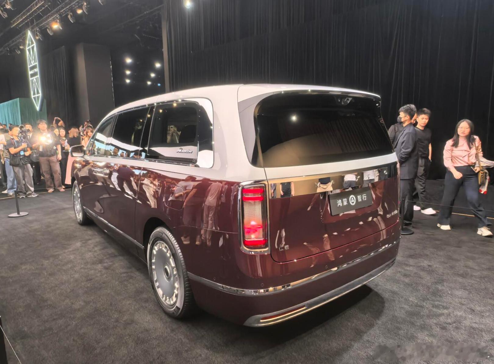 尊界V800全球最大MPV  车长近5米5，轴距超3米4，是目前市面上最大的MP