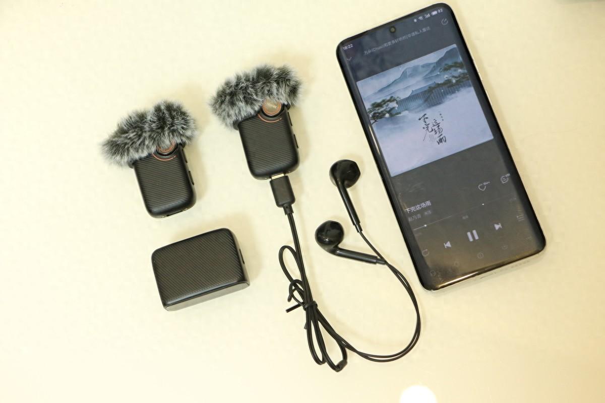 麦克风除了用来直播、录制视频以外，还可以用在会议、教师上课等场合。
一个收录声音