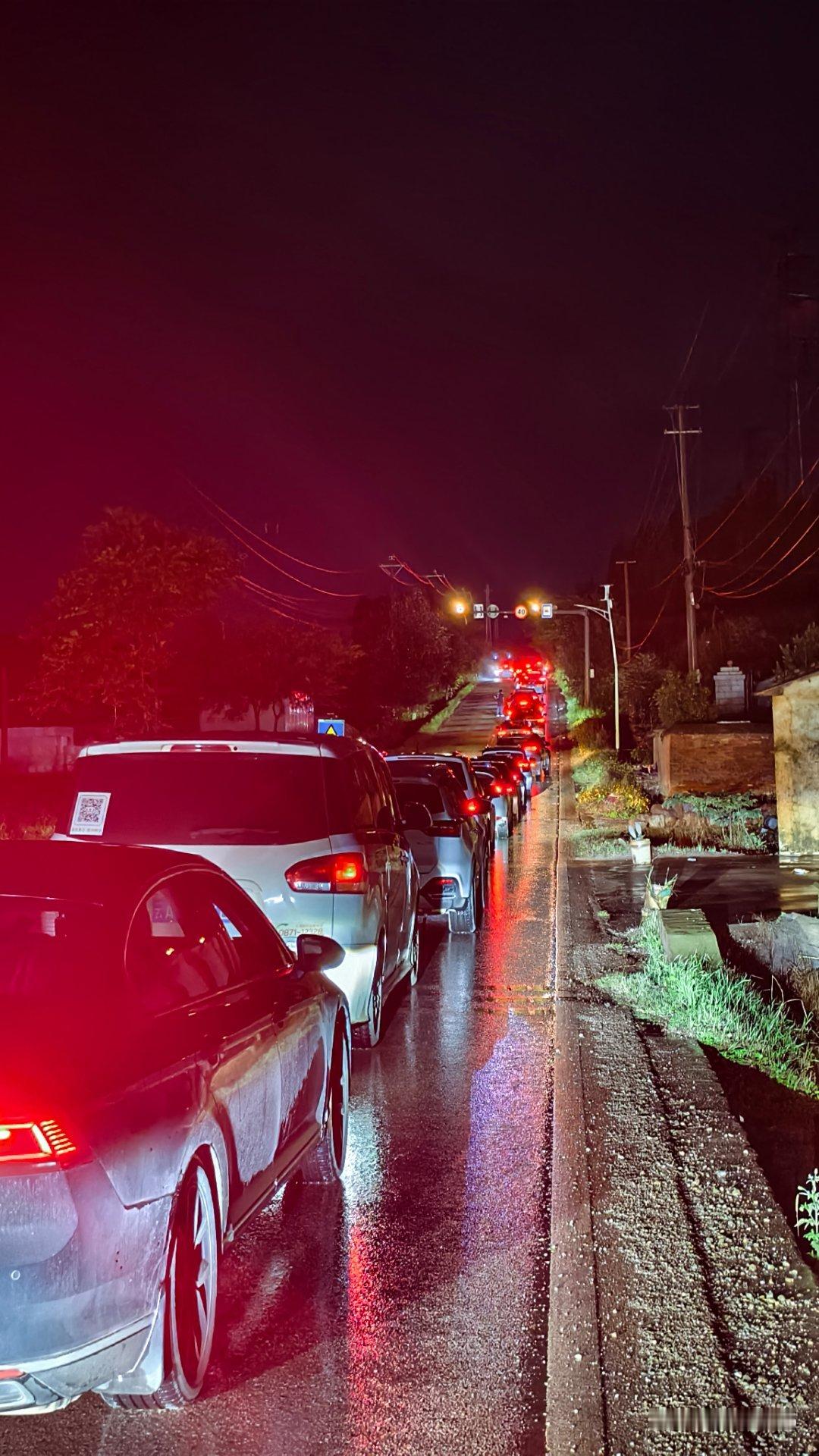 堵车 走高速高速堵，走国道国道堵，400公里用时15小时！这就是双节快乐吗？[允