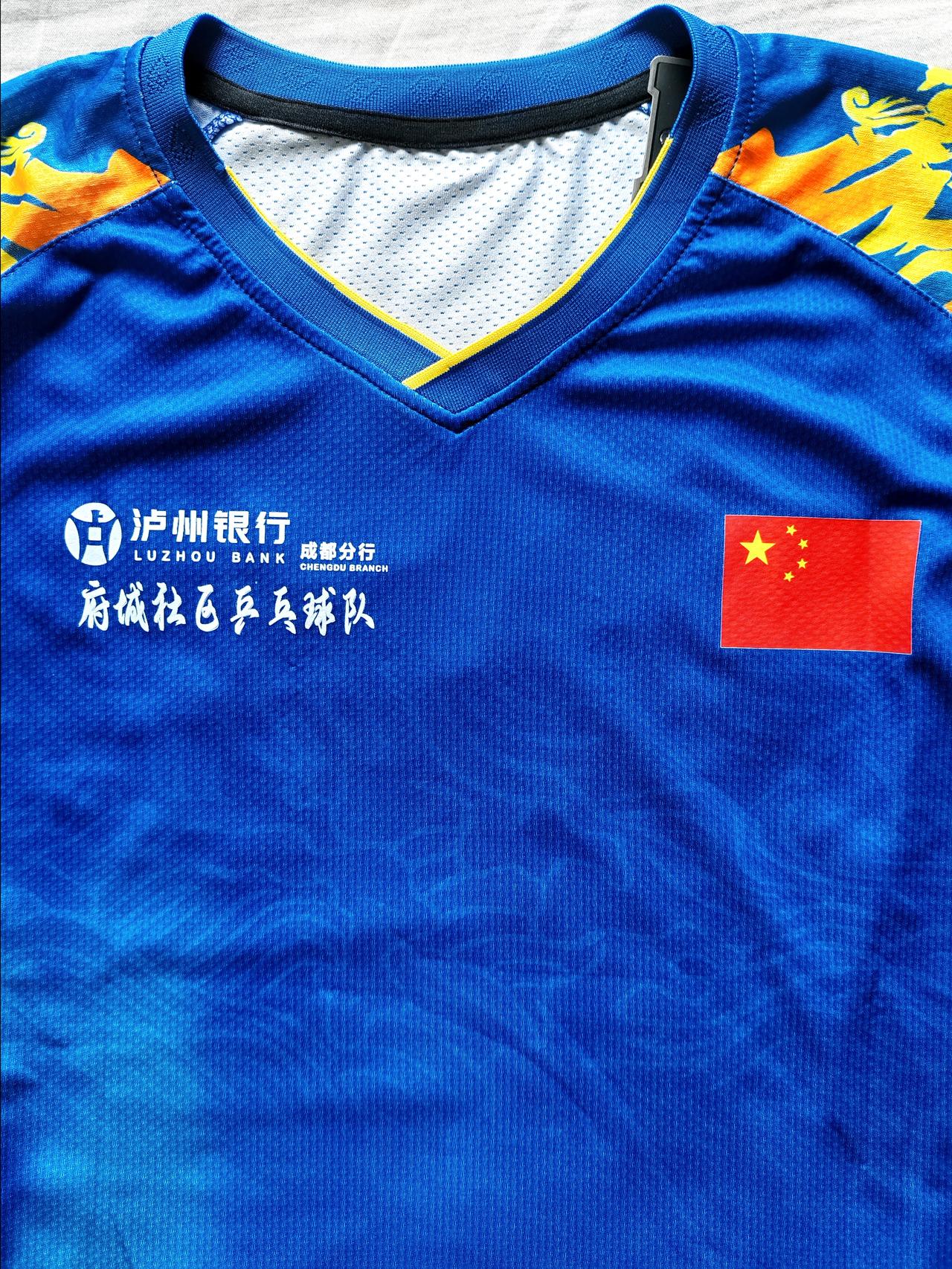 一件球衣，一份热爱。
蓝底映照初心，国旗闪耀胸前，
那是府城社区乒乓人的热血。