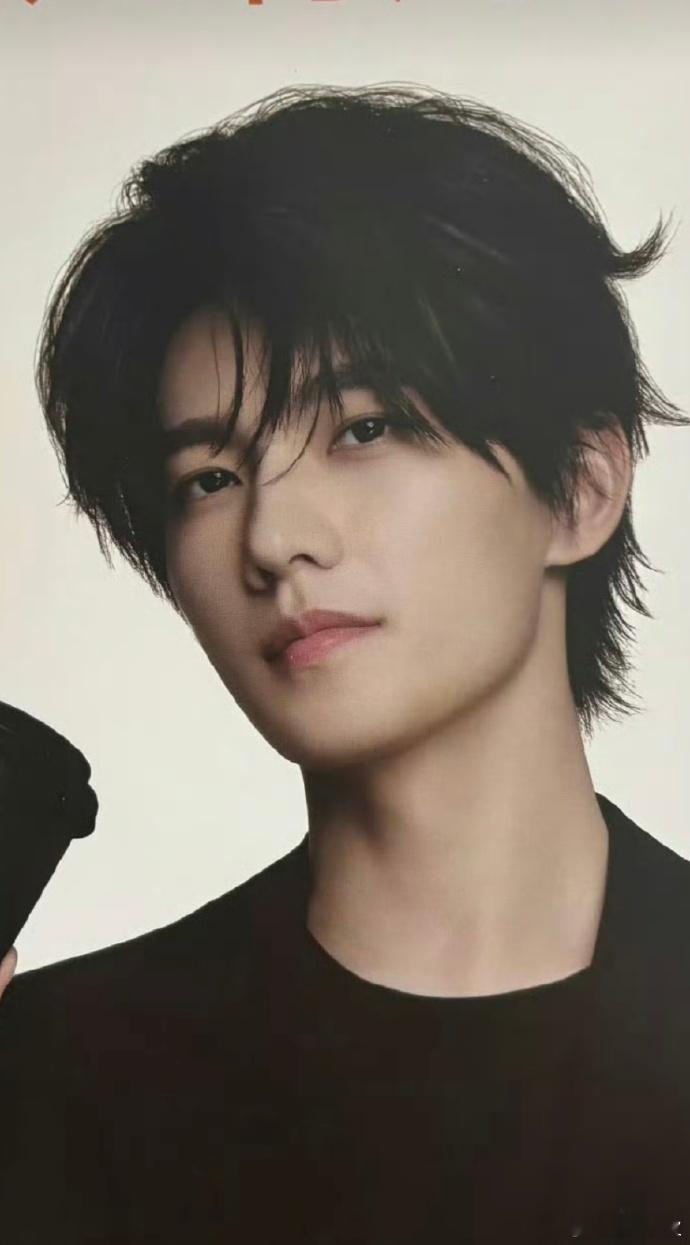 杨洋长发广告图杨洋久违的长发杨洋长发广告图，杨洋回春啦！啊啊啊啊久违的长发啊，坐