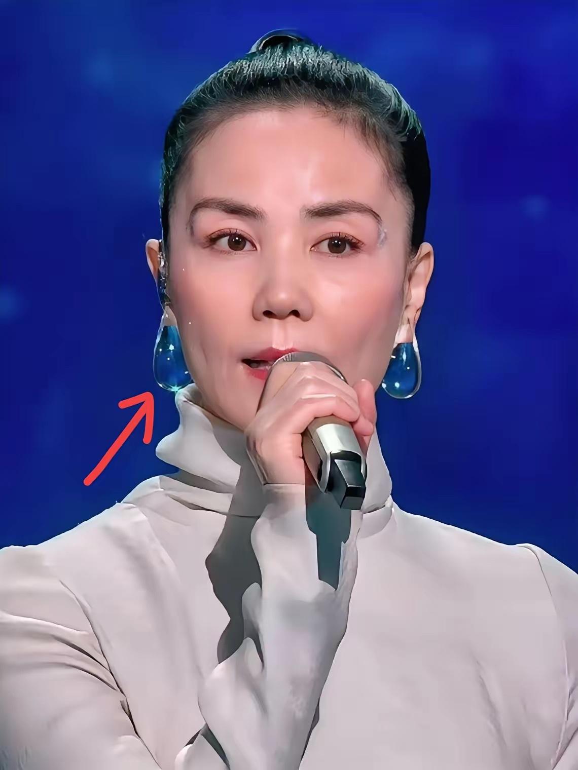 我能接受王菲变老，
我也能接受她唱歌跑调，
但是我唯一不接受的就是她这次的这个奇