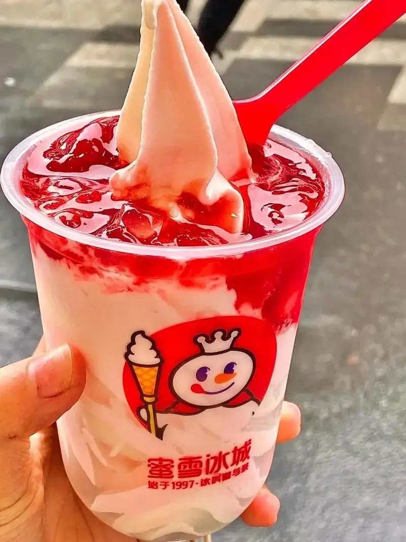 谁不想拥有个雪王一样的小可爱呢☺️摇摇奶昔