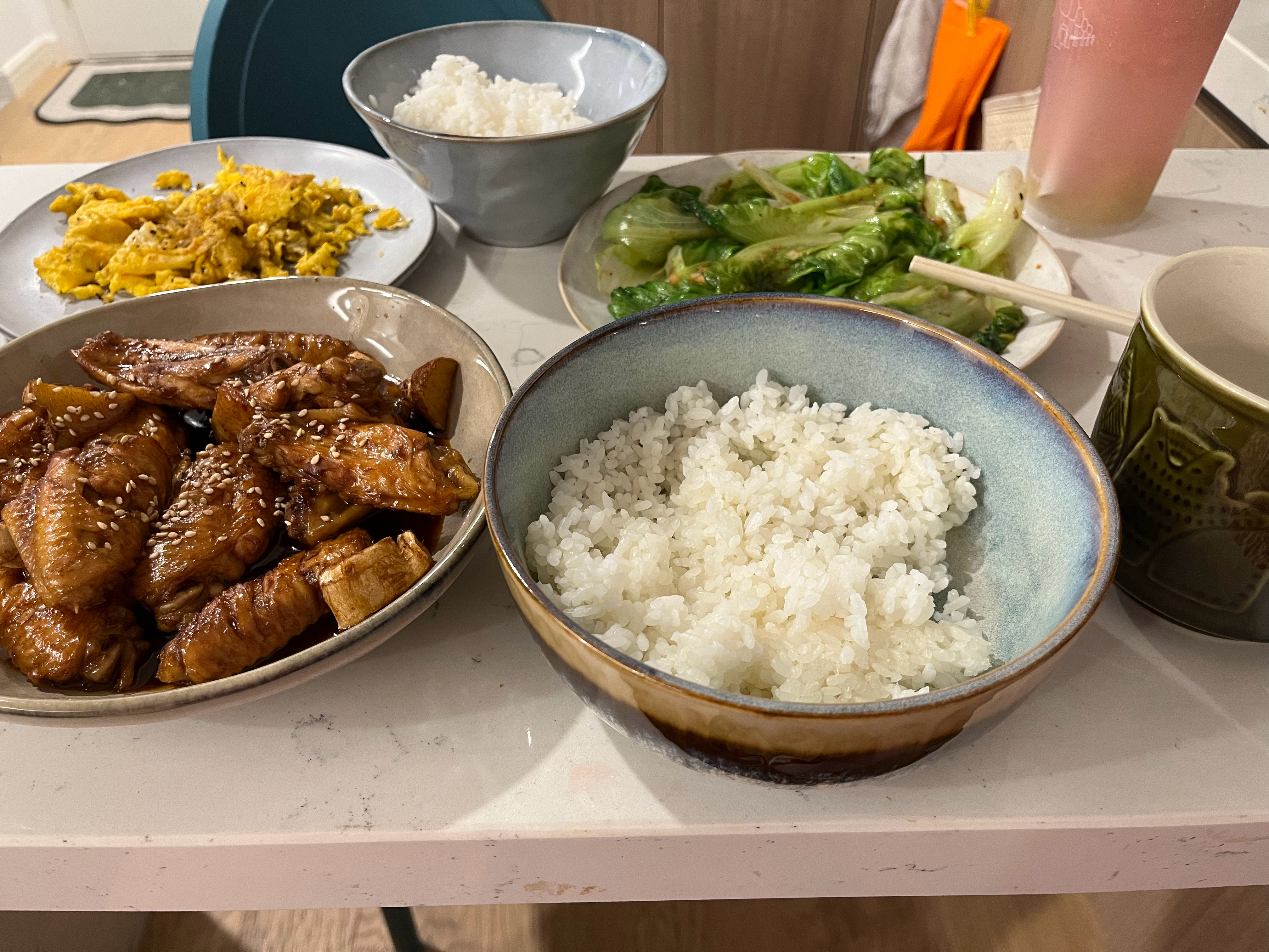 在朋友圈发这几天吃的饭我说感觉自己做饭自己洗碗这就是大人的生活我姐说你自己做的饭