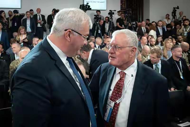 美国开始在俄乌问题上往中国身上泼脏水！
而且还是联合乌克兰的泽连斯基，
美国俄乌