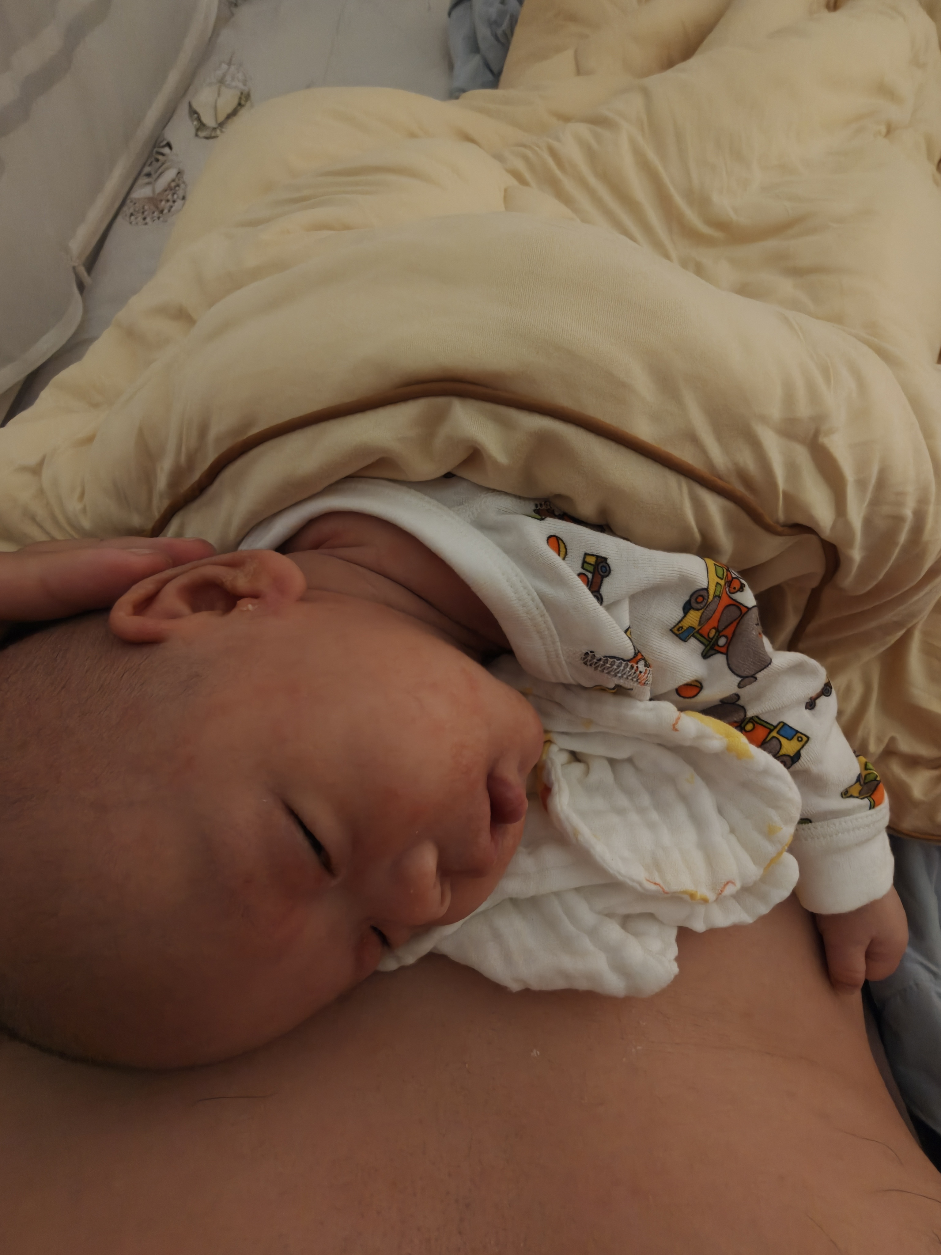 我每次出差回家，娃当晚都爆哭，喝奶苦，睡觉哭，这是因为啥啊？让他趴我肚子上睡就好