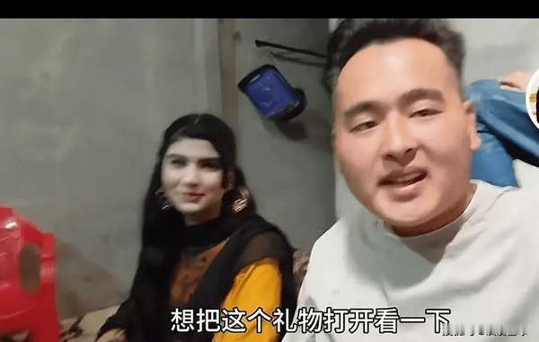 阿阳看来已经迫不及待的想和这个巴基斯坦女孩结婚了[捂脸]刚刚在介绍人丁丁的直播间