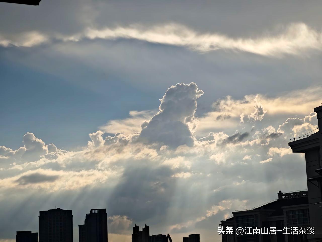 这些云团有点奇特啊！像不像“神仙”降临在天空中？不过很好奇，这么厚重的云团，怎么