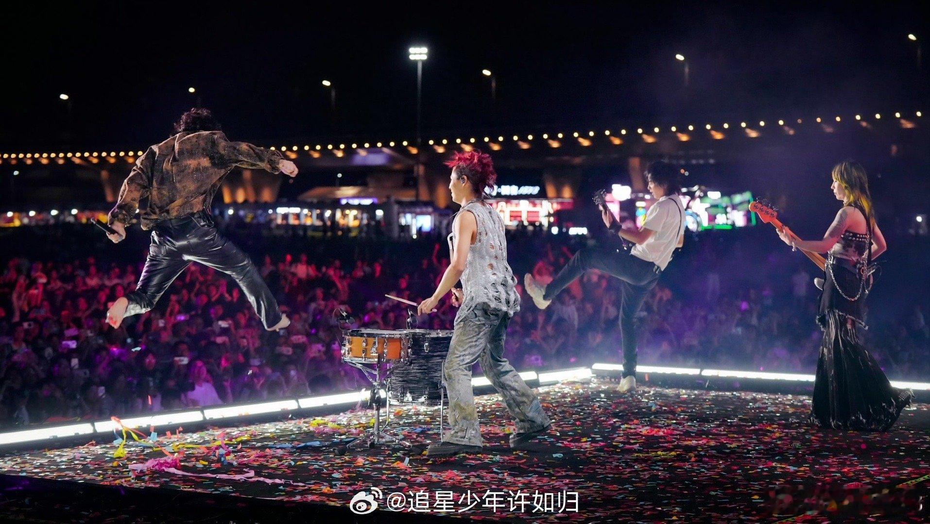 新裤子随地大小扭舞姿很曼妙 内娱摇滚现场的天花板就是新裤子！前奏一响，全员自动开