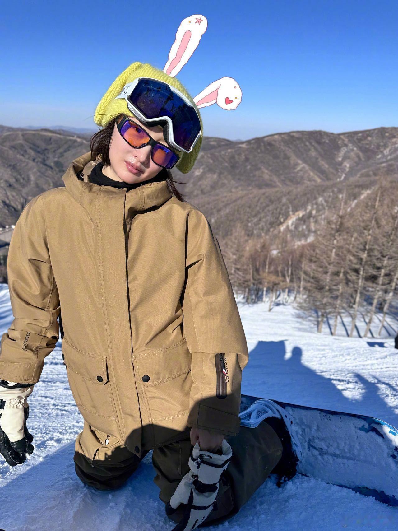 周冬雨 给大家拜个早年周冬雨滑雪用脸发力 周冬雨就这样滑上单板了！在坡道驰骋真的