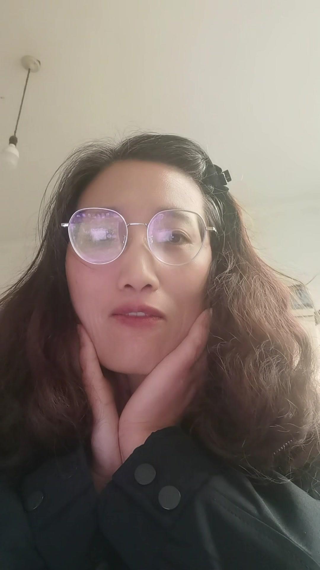 这种行为不仅违法，还会留下终身案底，对自己和未来的孩子都是巨大的影响。那些想靠当