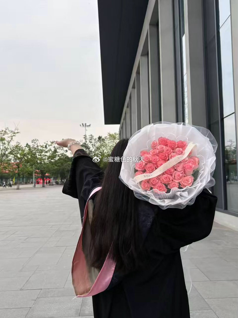 少年来自玫瑰与盛夏，一定要站在你所热爱的世界里，闪闪发光。不止于此，不止于前。 