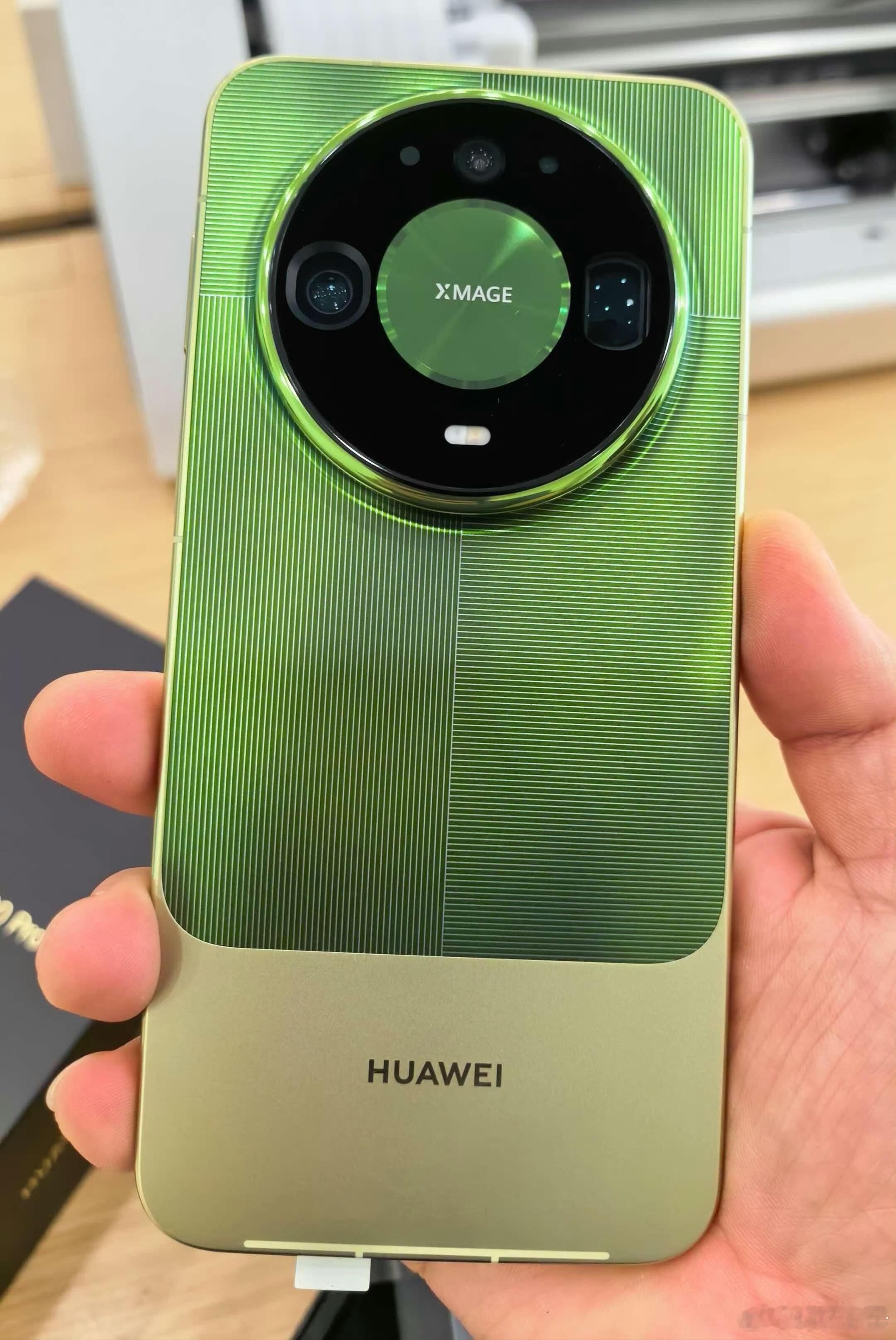 华为Mate90系列定档10月1日Mate90 来啦，还是很突然，直接上架。线下