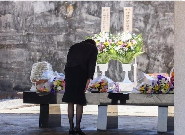 6月23日，高市早苗在就任日本首相之后，第1次前往冲绳，为二战期间美日冲绳战争的