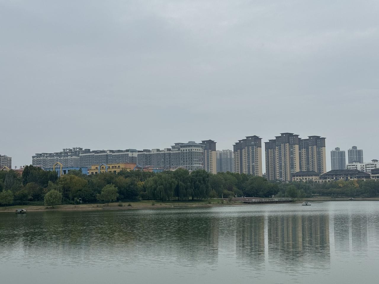 湖水碧绿，高楼耸立。