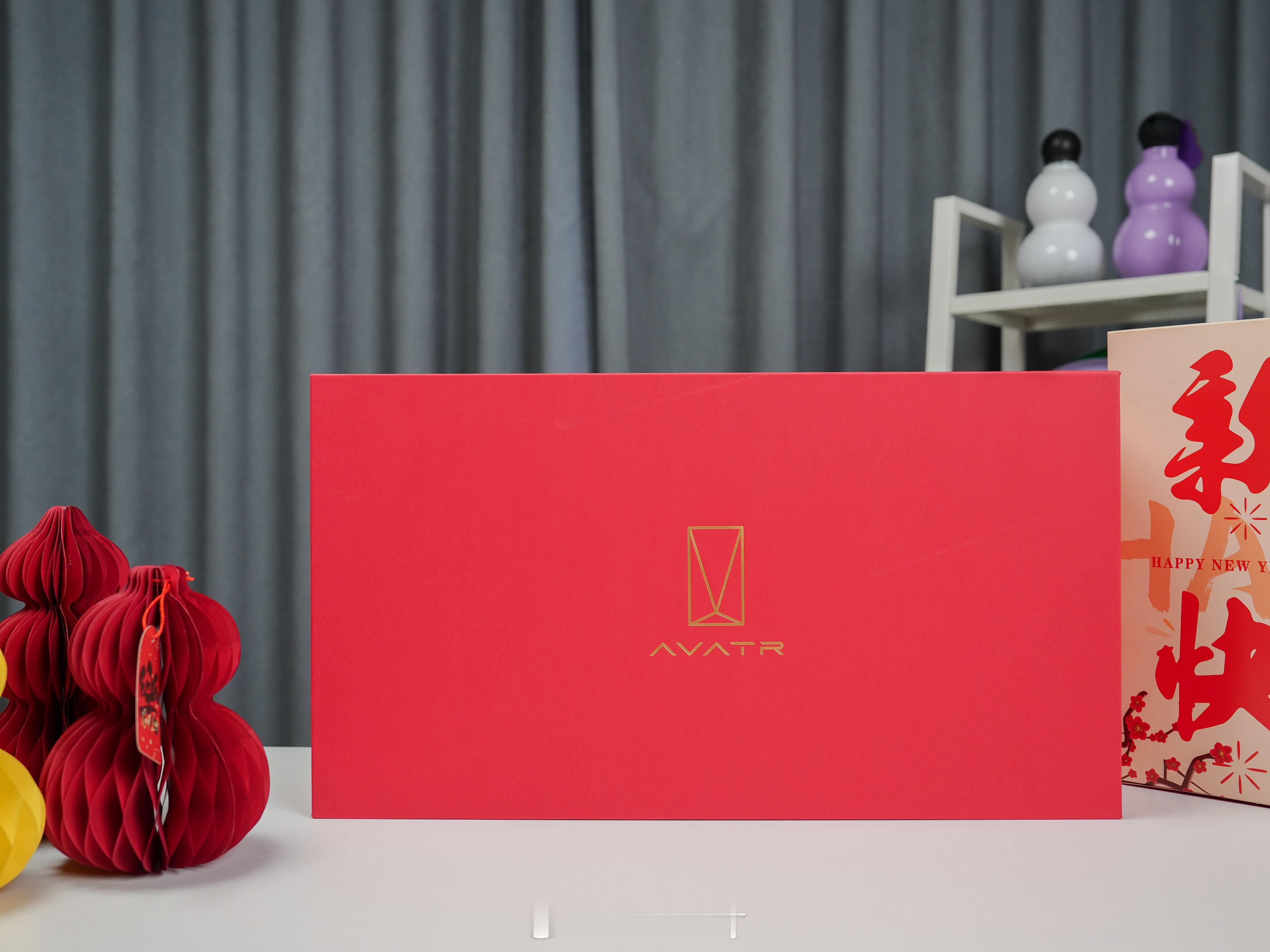 阿维塔的新春礼盒设计极好！小马超可爱，小垫子特别实用，还有专属设计的杯子。202